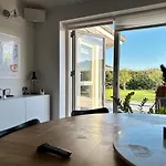 Modern Spacious Family Retreat Garden *