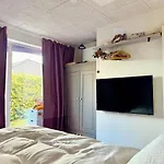 Modern Spacious Family Retreat Garden Vila *