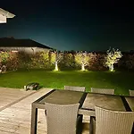 Modern Spacious Family Retreat Garden Vila