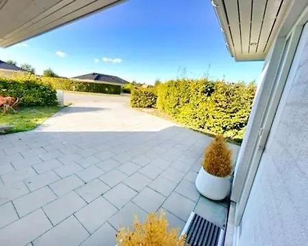 Modern Spacious Family Retreat Garden *