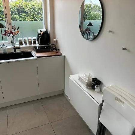 Modern Spacious Family Retreat Garden *