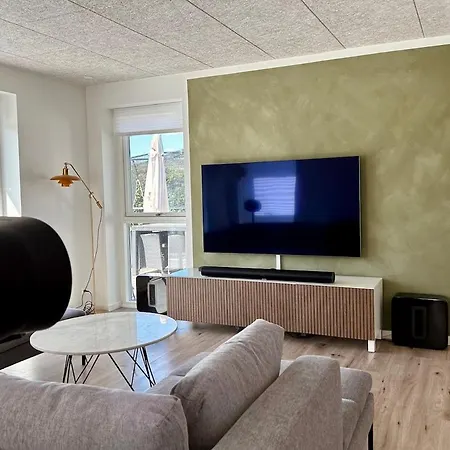 Modern Spacious Family Retreat Garden *