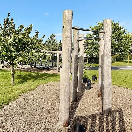 Modern Spacious Family Retreat Garden Villa *