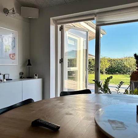 Modern Spacious Family Retreat Garden *