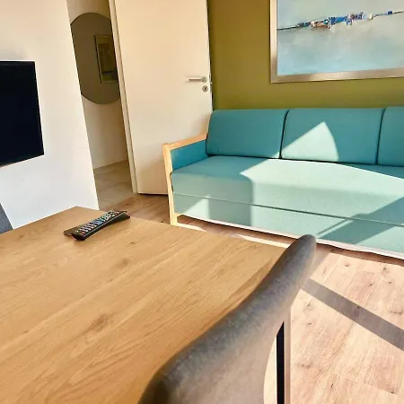 Modern Spacious Family Retreat Garden Villa *