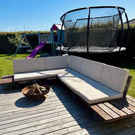 Modern Spacious Family Retreat Garden *