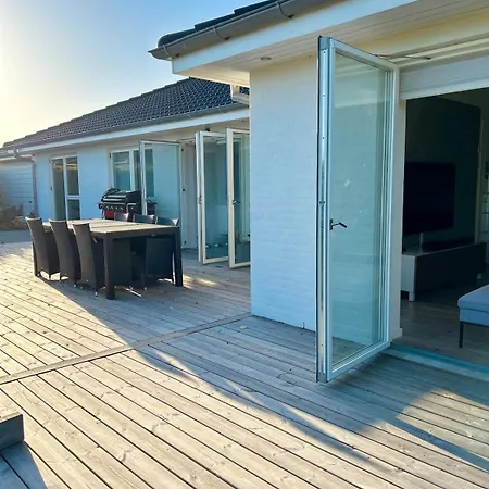 Modern Spacious Family Retreat Garden * Οντένσε