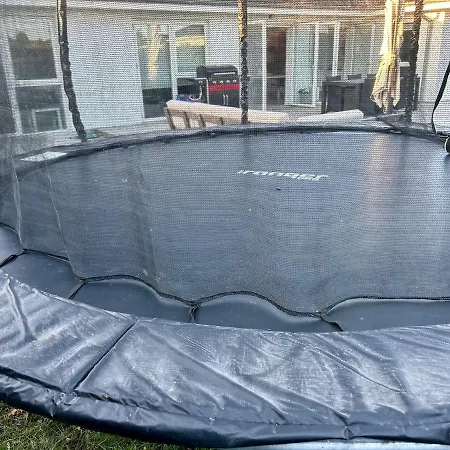 Modern Spacious Family Retreat Garden Villa *