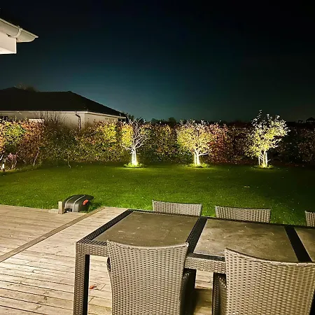 Modern Spacious Family Retreat Garden Vila