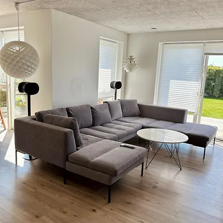 Modern Spacious Family Retreat Garden