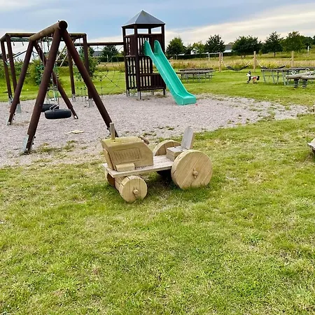 Modern Spacious Family Retreat Garden *