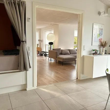 Modern Spacious Family Retreat Garden *