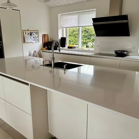 Modern Spacious Family Retreat Garden *