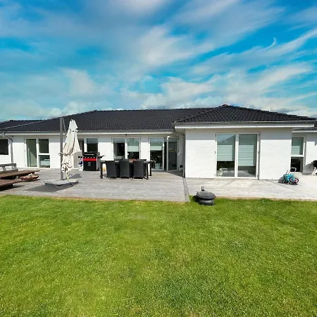 Villa Modern Spacious Family Retreat Garden