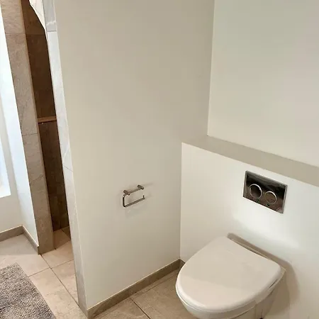 Modern Spacious Family Retreat Garden Villa