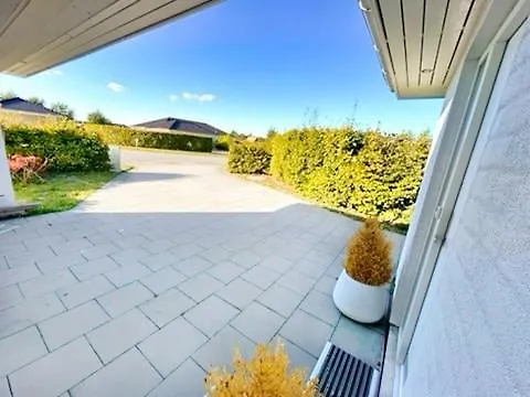 Modern Spacious Family Retreat Garden *