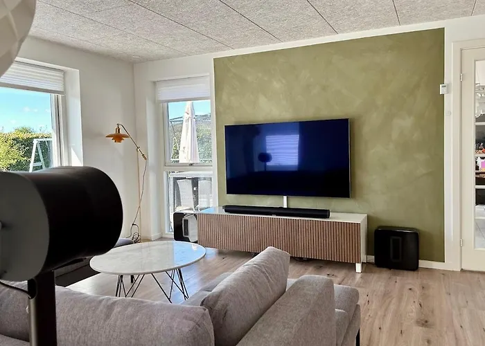 Modern Spacious Family Retreat Garden *