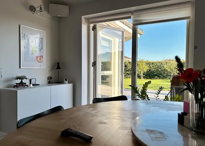 Modern Spacious Family Retreat Garden *