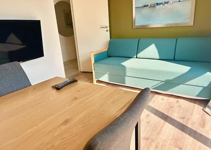 Modern Spacious Family Retreat Garden Villa *