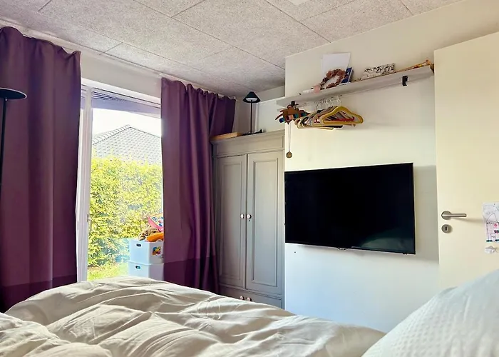 Modern Spacious Family Retreat Garden Villa *