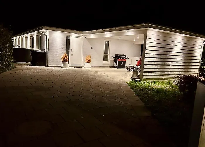 Modern Spacious Family Retreat Garden Villa *