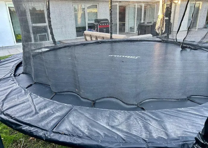 Modern Spacious Family Retreat Garden Villa *