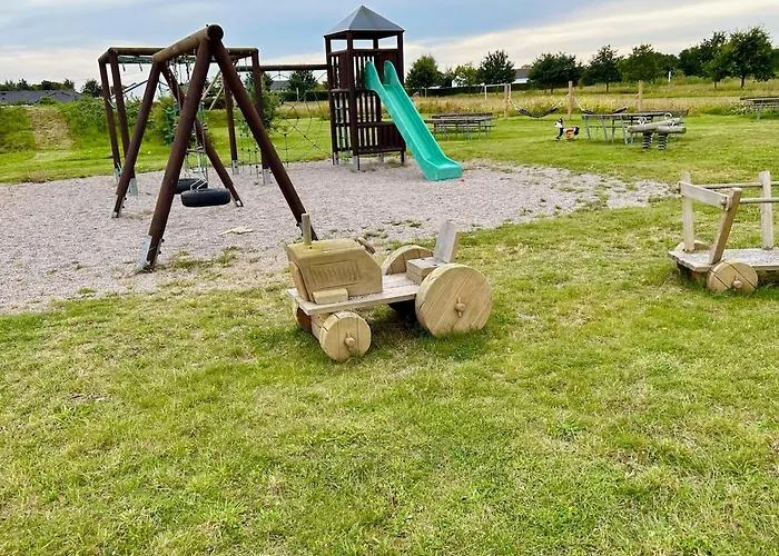 Modern Spacious Family Retreat Garden *