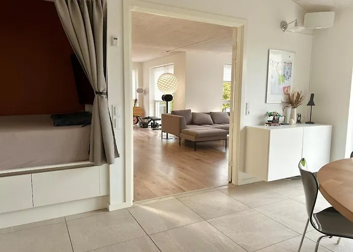 Modern Spacious Family Retreat Garden *