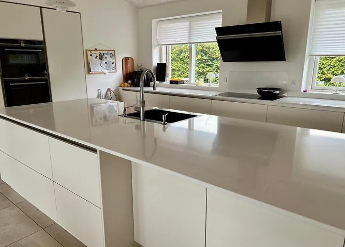 Modern Spacious Family Retreat Garden *