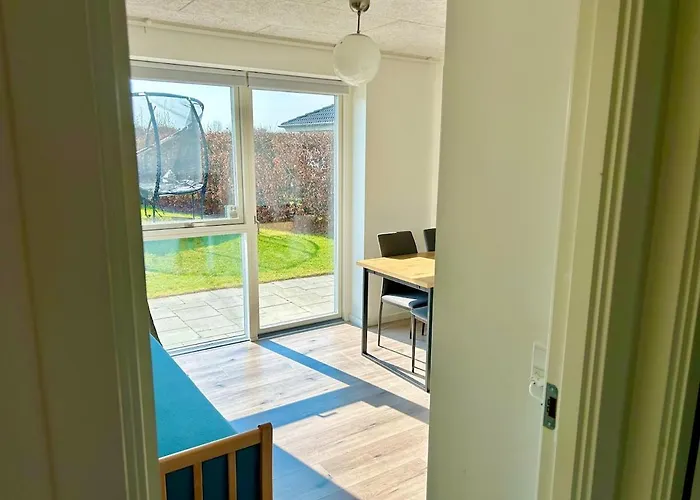 Modern Spacious Family Retreat Garden