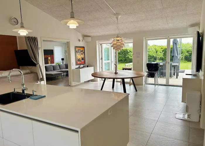 Modern Spacious Family Retreat Garden