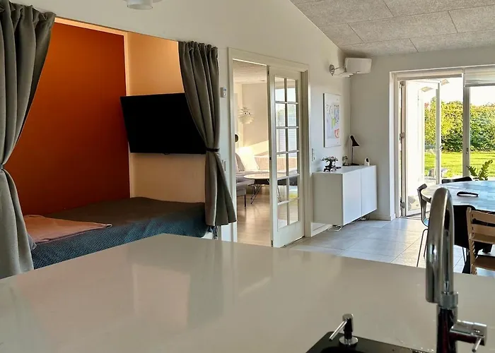 Modern Spacious Family Retreat Garden Villa