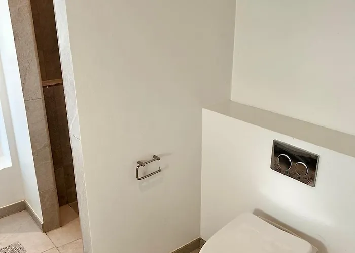 Modern Spacious Family Retreat Garden Villa